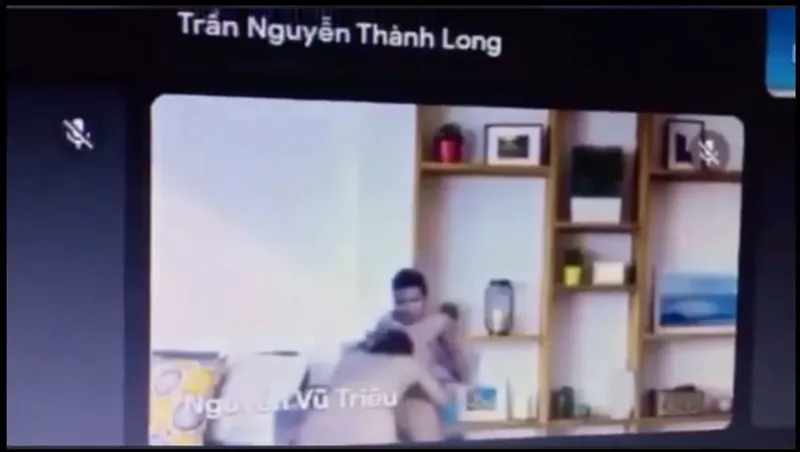 Học online quên không tắt camera lộ cảnh em người yêu đang bú mút