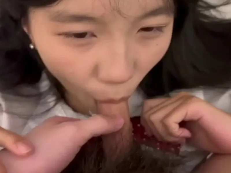 Em loli dễ thương liếm chuối biến em thành con em đĩ dam dang p2